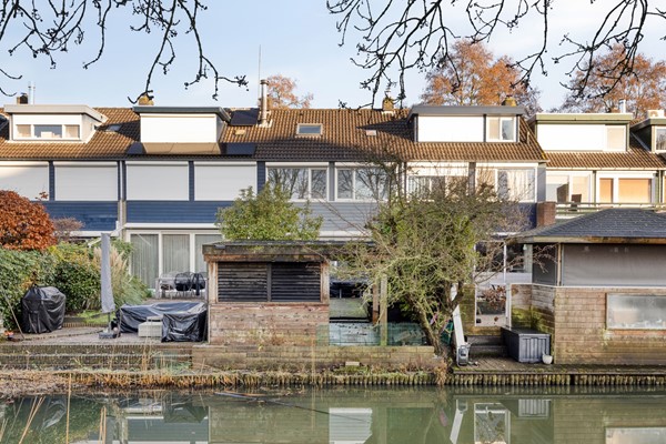 Te koop: Riante uitgebouwde eengezinswoning, gemoderniseerd en voorzien van heerlijke tuin op het zuidwesten, direct grenzend aan het water en met een uitstekende ligging in de wijk Middenpolder!